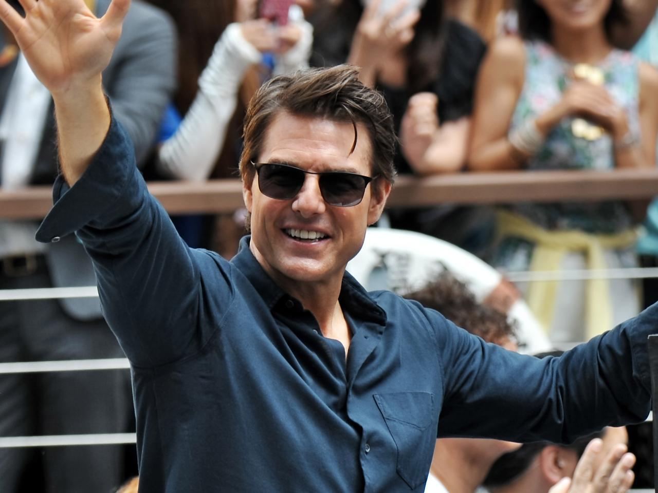 Tom Cruise da paura, rifiuta lo stuntman e si aggrappa a un aereo in volo -  Adnkronos.com