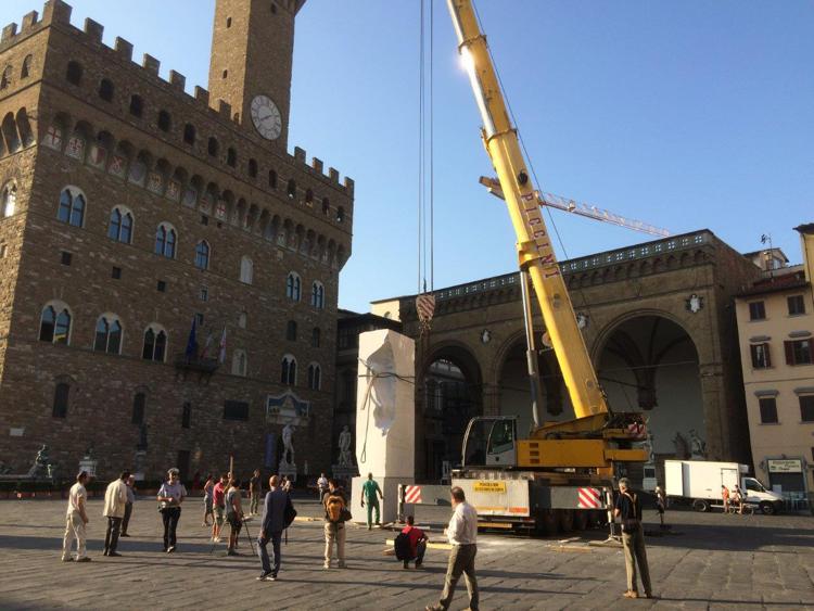 Firenze: in piazza Signoria un blocco di marmo di 40 tonnellate