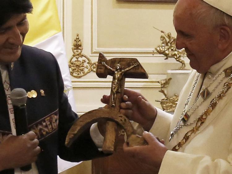 Il crocifisso su falce e martello donato da Morales al Papa (Afp)