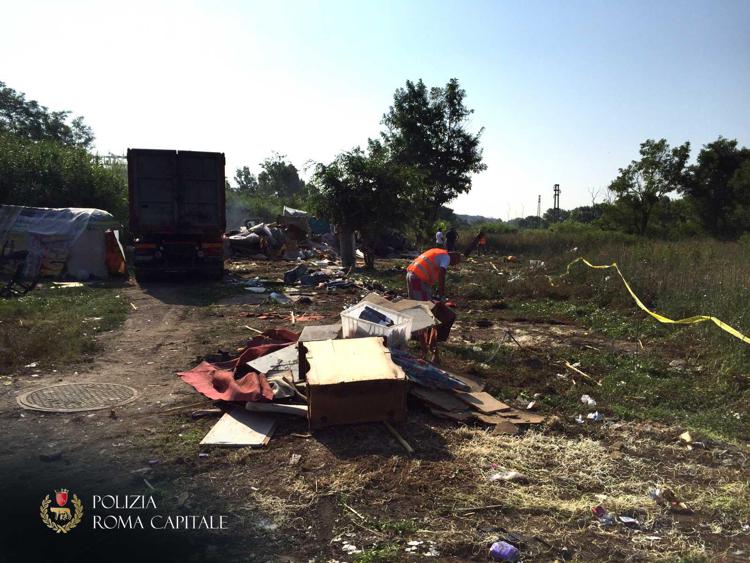 Roma: vigili sgomberano 37 insediamenti abusivi al parco delle Valli