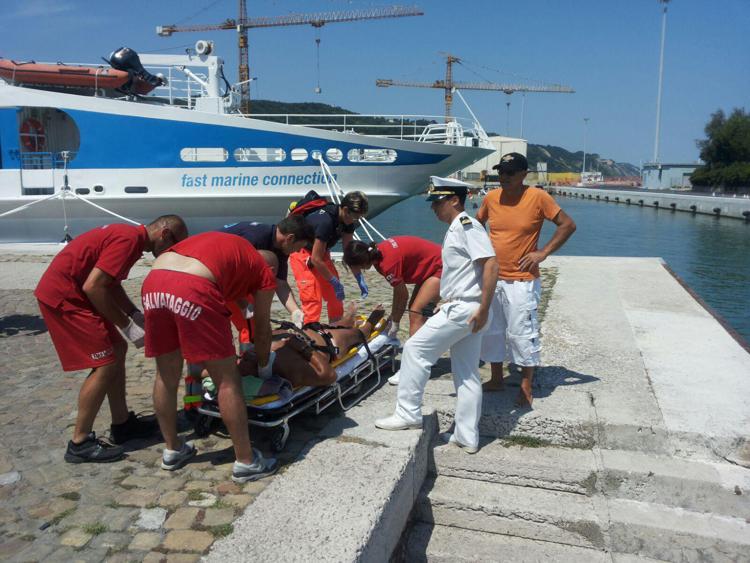 Pesaro: incidente in barca, Guardia costiera salva diportista