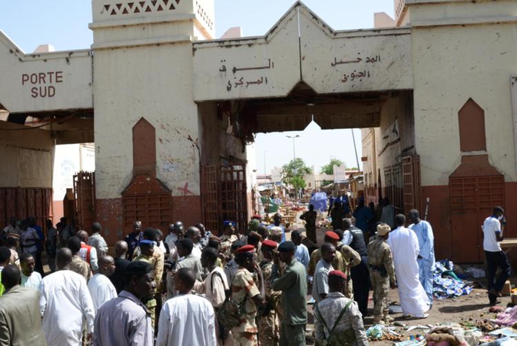 Folla e soldati davanti all'ingresso del mercato di N'Djamena dopo l'attentato.  - (foto AFP)