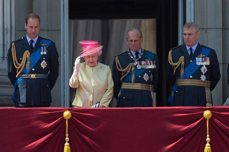 La regina Elisabetta sul balcone di Buckingham Palace insieme al principe Filippo e ai principi William e Andrea, per le celebrazioni del 75esimo anniversario della Battaglia d'Inghilterra. (Foto Afp)