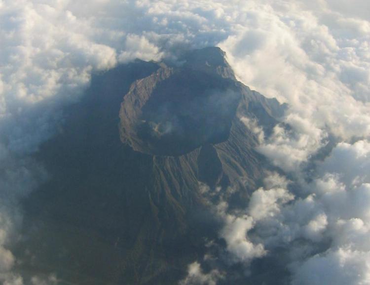 Il vulcano Raung in Indonesia (Wikipedia)