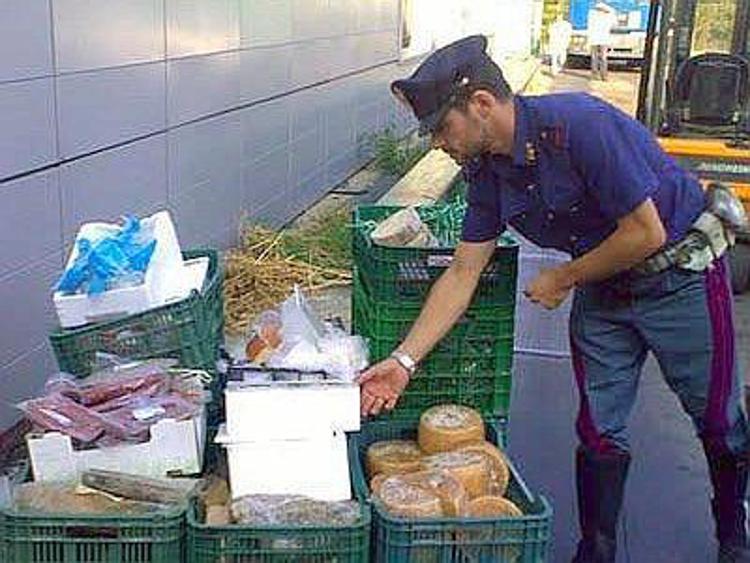 Alimenti: sequestrate a Bergamo 2 tonnellate cibo avariato, 4 denunce