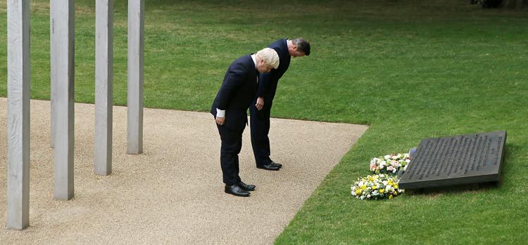 David Cameron e   Boris Johnson al memoriale delle vittime degli attentati del 7 luglio 2005. - (foto AFP)