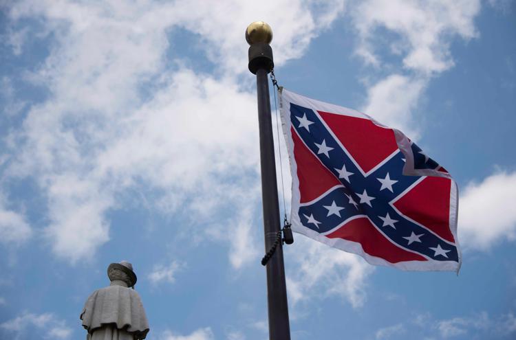 La bandiera confederata davanti al parlamento della Carolina  del Sud.  - (foto AFP)