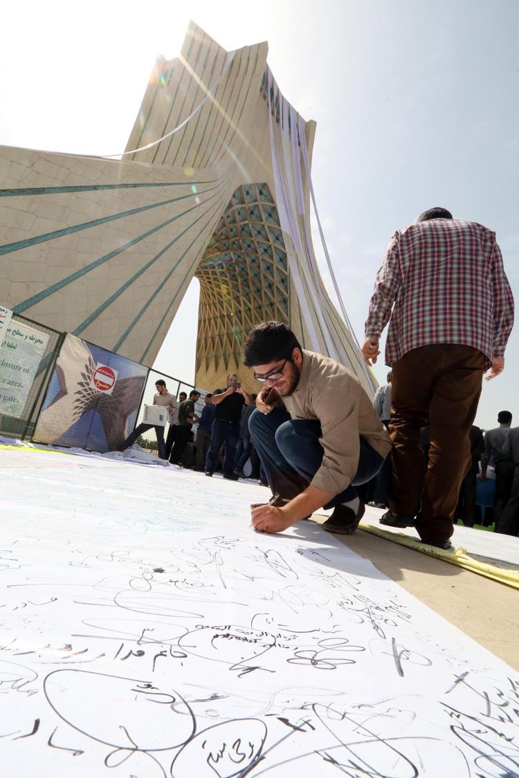 Manifestazione a Teheran a favore dei negoziati sul programma nucleare. AFP PHOTO/ATTA KENARE - AFP