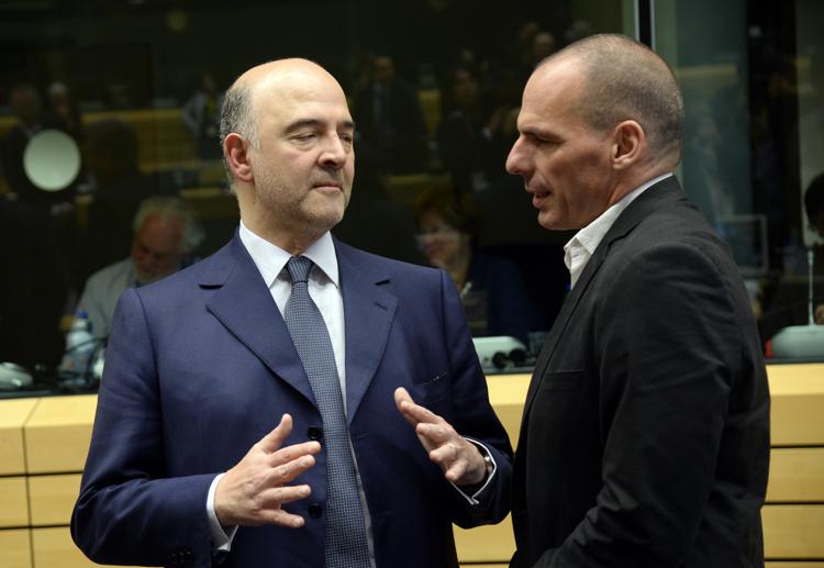 Il Commissario Ue Pierre Moscovici con il ministro greco (Afp) - AFP
