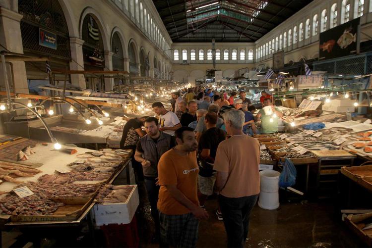 Shopping al mercato centrale di Atene, Grecia (Infophoto).