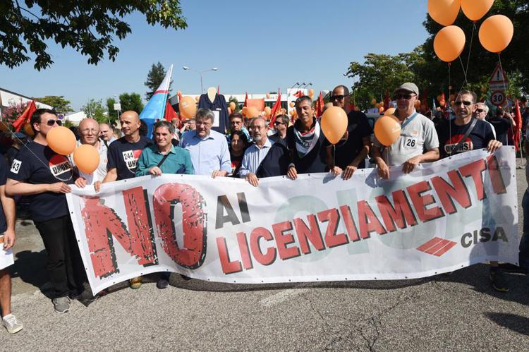  - Maurizio Landini, Carmelo Barbagallo e Giorgio Graziani  con i lavoratori della Cisa a Faezna. 