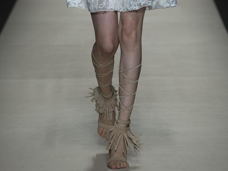 Un modello di sandali gladiator con le frange di Alberta Ferretti per la collezione estiva