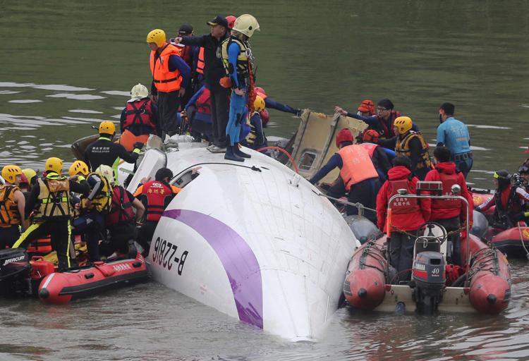 Le operazioni di soccorso dopo l'incidente aereo - (Xinhua)
