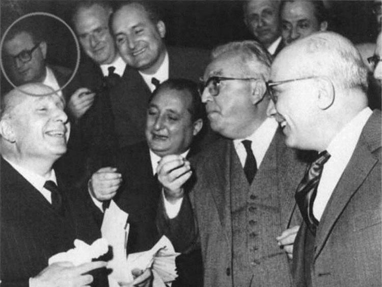 Trabucchi (nel tondo), con Mario Scelba, Amintore Fanfani, Oscar Luigi Scalfaro e altri leader della Dc