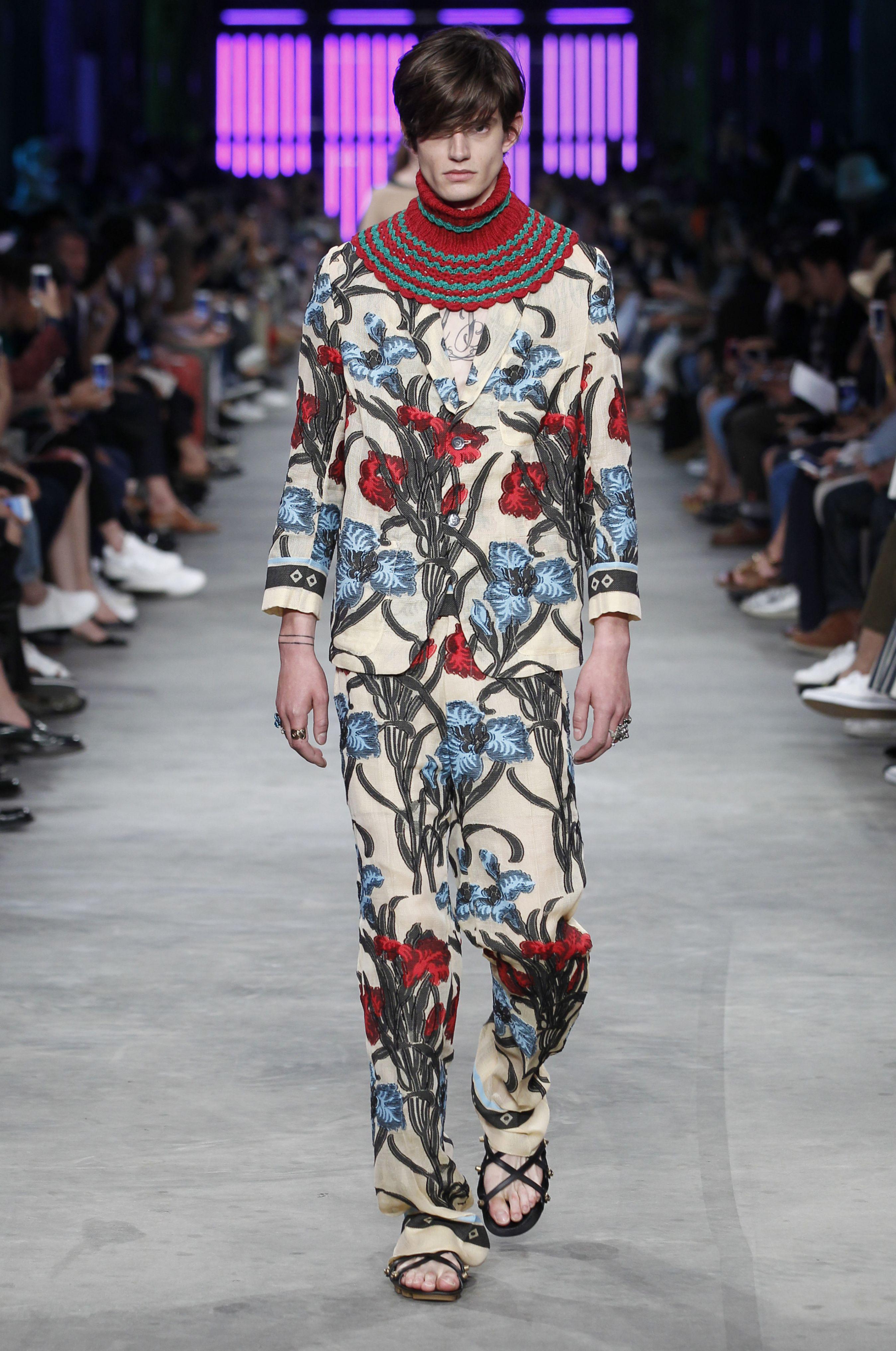 Il 'pigiama' tapestry abbinato a sandali borchiati di Gucci 