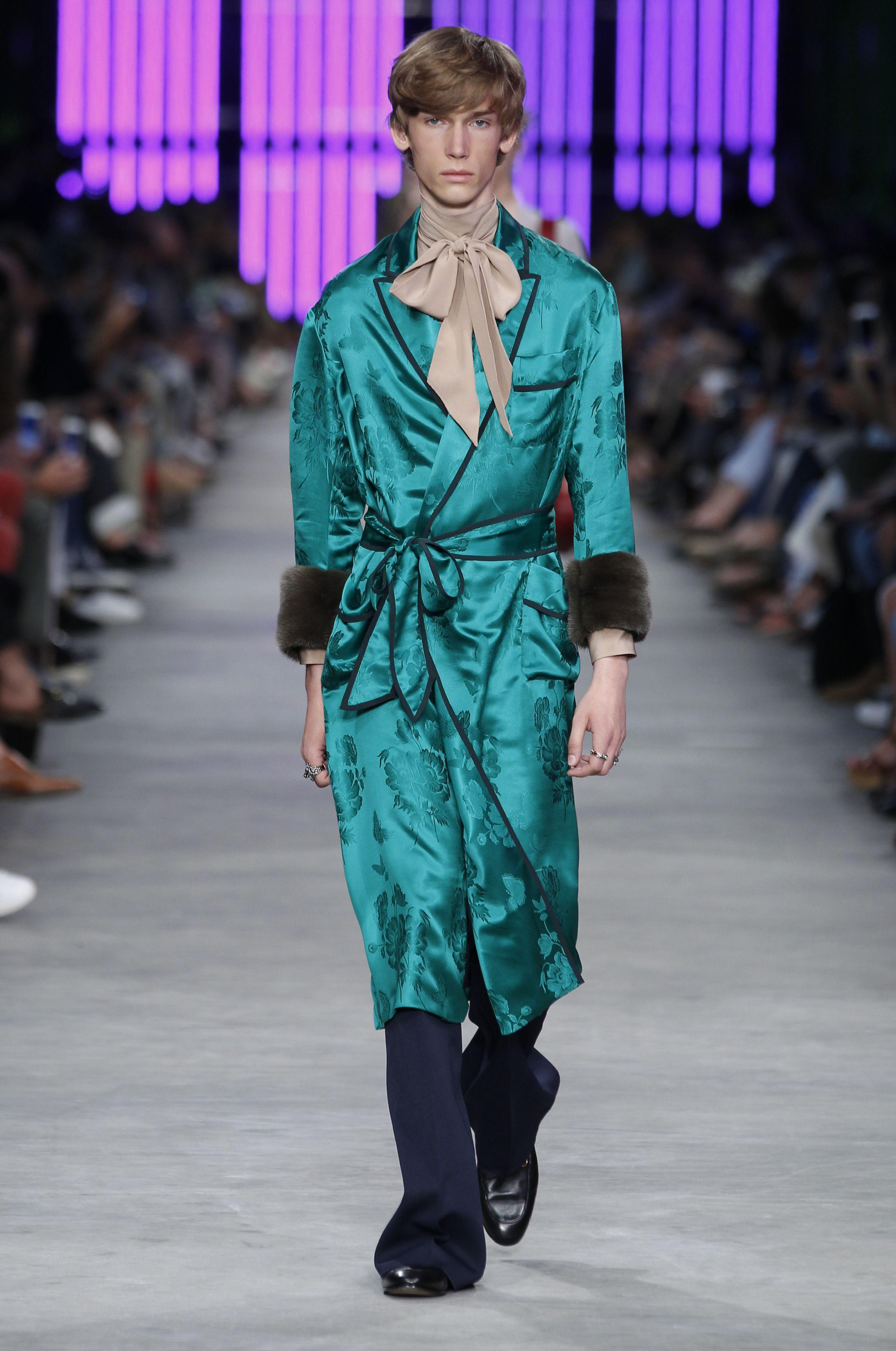 La vestaglia in raso sulla pedana Gucci per la collezione uomo primavera/estate 2015-2016