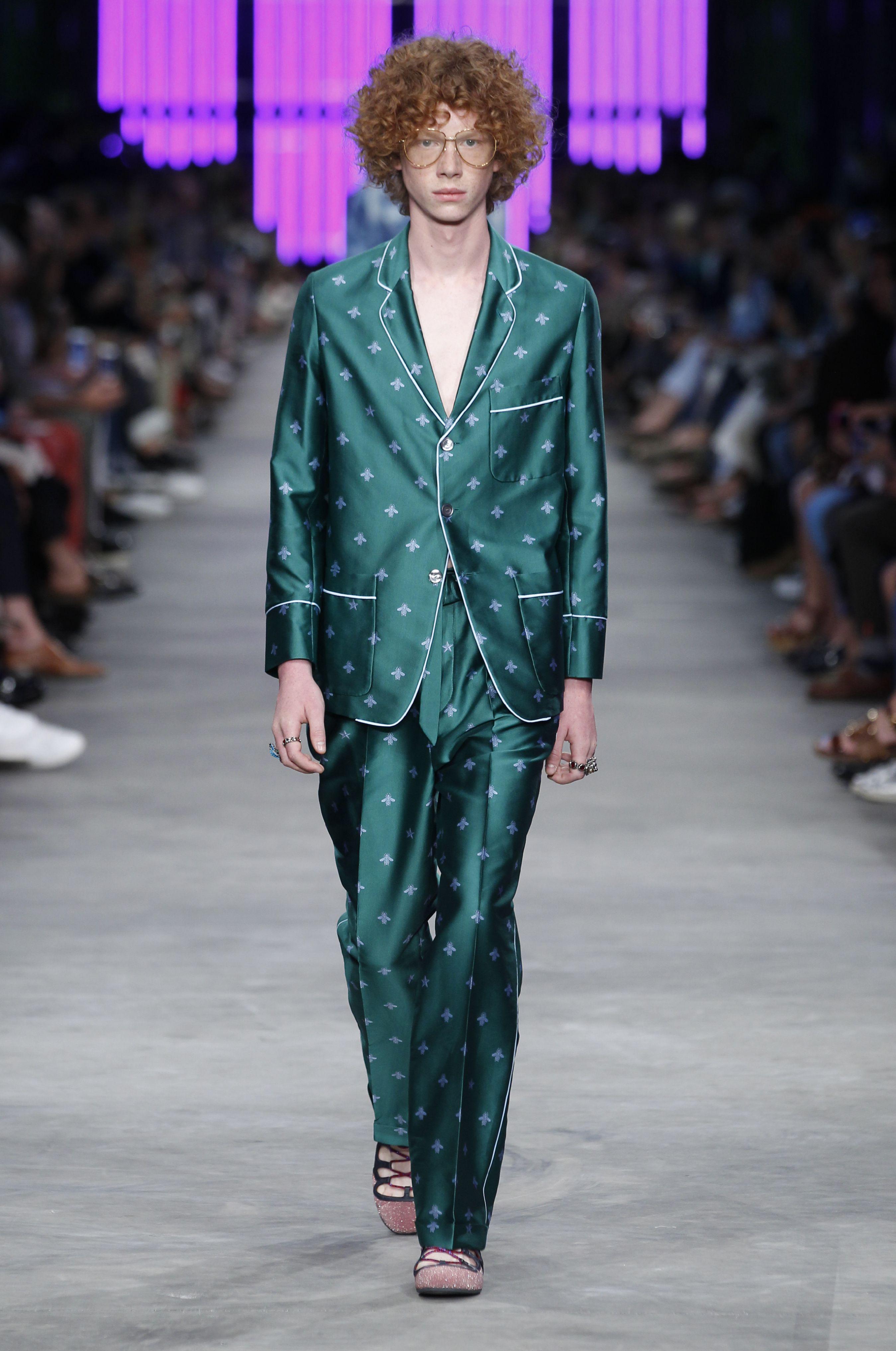 Uno dei pezzi chiave della collezione uomo per la primavera/estate 2015-2016 di Gucci: pigiama in raso abbinato a pantoufles-ballerine con i lacci