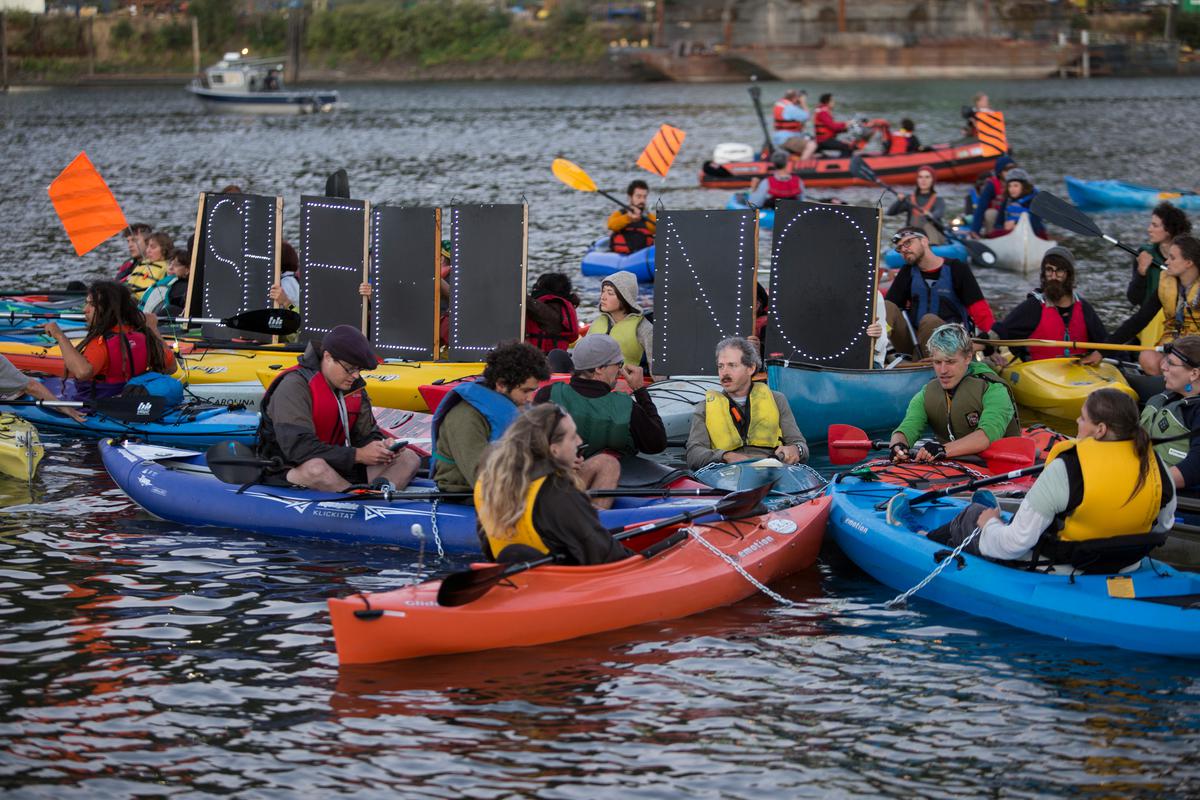È terminata la protesta non violenta dei 26 climber dell'associazione ambientalista che il 29 luglio si erano calati con delle funi da un ponte di Portland (Oregon) sotto cui doveva passare Msv Fennica, una nave rompighiaccio della Shell, in procinto di salpare verso l’Artico.