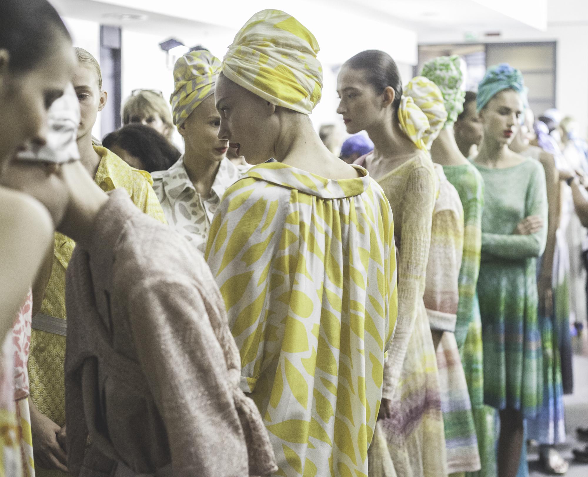 Backstage della sfilata Missoni con i turbanti pensati per la collezione estiva 2015