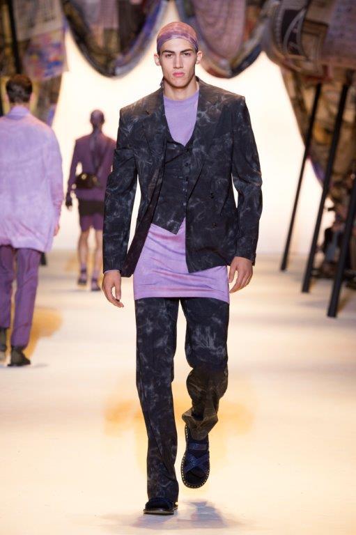 Uno dei turbanti della collezione uomo di Versace ispirata a Laurence d'Arabia per la primavera-estate 2015-2016