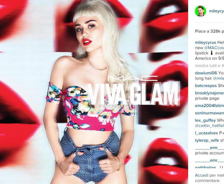 Il nuovo look di Miley Cyrus per MAC, contro HIV e AIDS