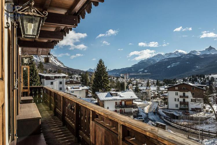 Vacanze, boom prezzi case a Cortina: batte anche Positano e Porto Cervo