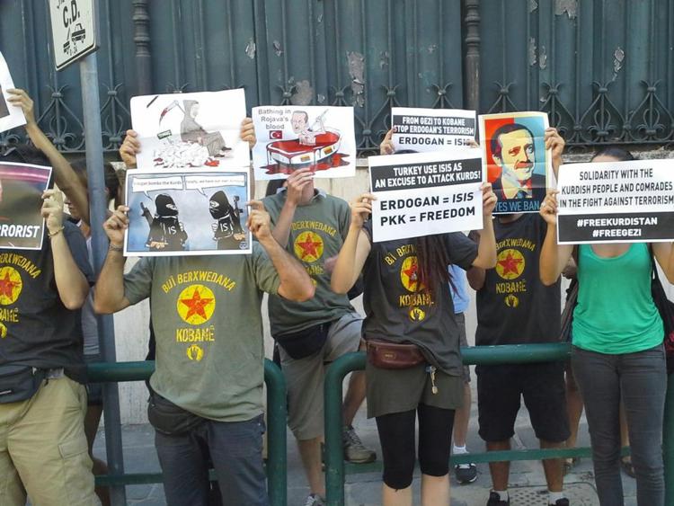 Turchia: attivisti filo-curdi protestano di fronte ambasciata a Roma