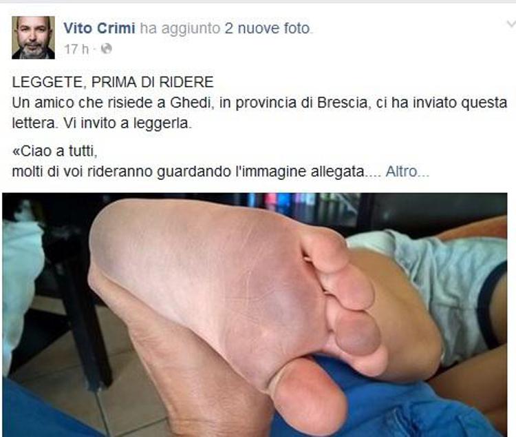 Il post sui piedini sporchi pubblicato su Facebook da Vito Crimi (Facebook)