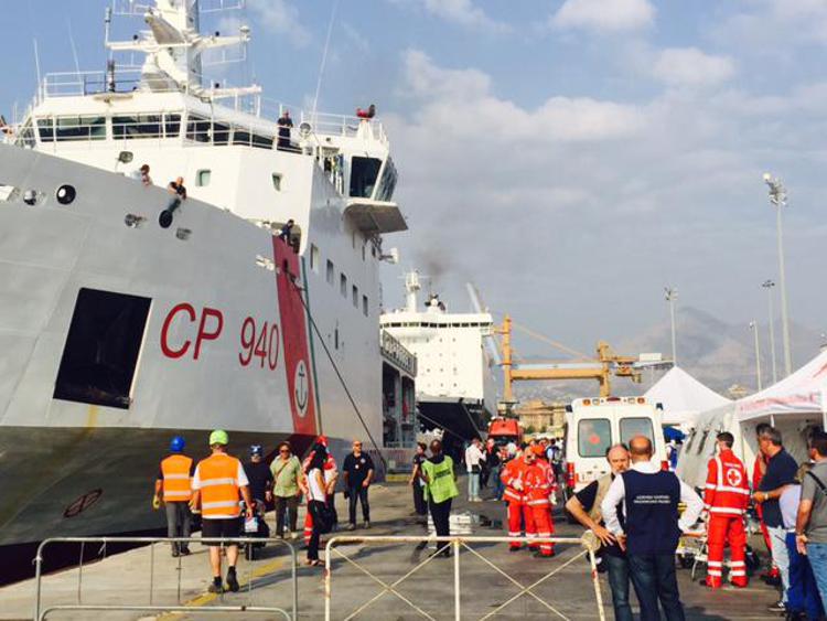 Syrian and Palestinian migrants land in southern Italy