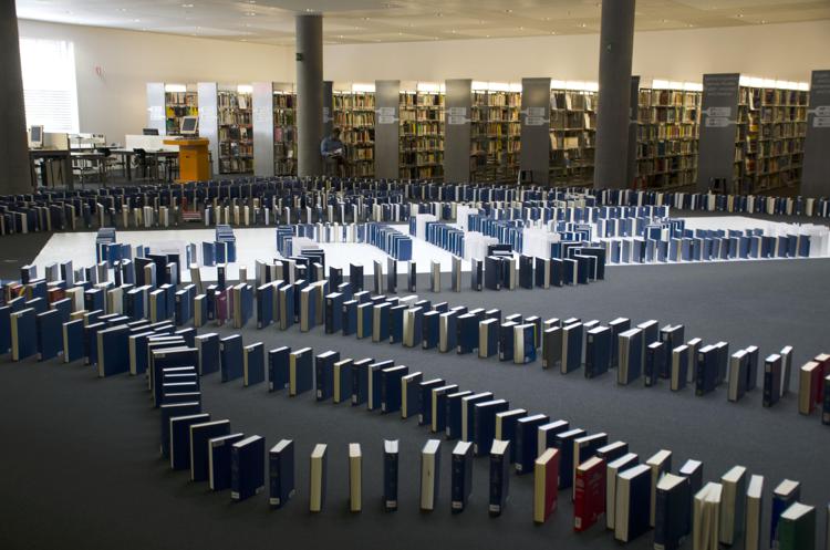 Nella foto una delle sale attraversate dal domino di libri