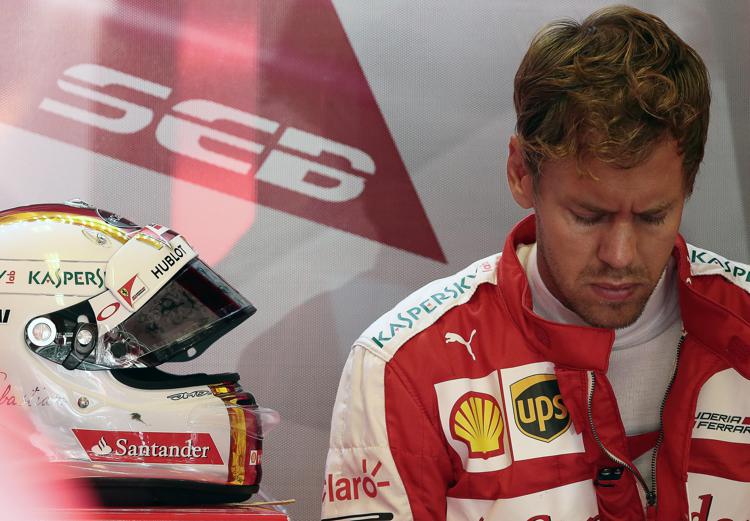 Sebastian Vettel scuro in volto ai box Ferrari durante le libere del Gp di Ungheria (Foto AFP) - (AFP)