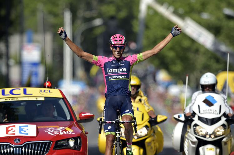 Lo spagnolo Ruben Plaza Molina a braccia alzate all'arrivo della 16a tappa del Tour (foto AFP)  - AFP