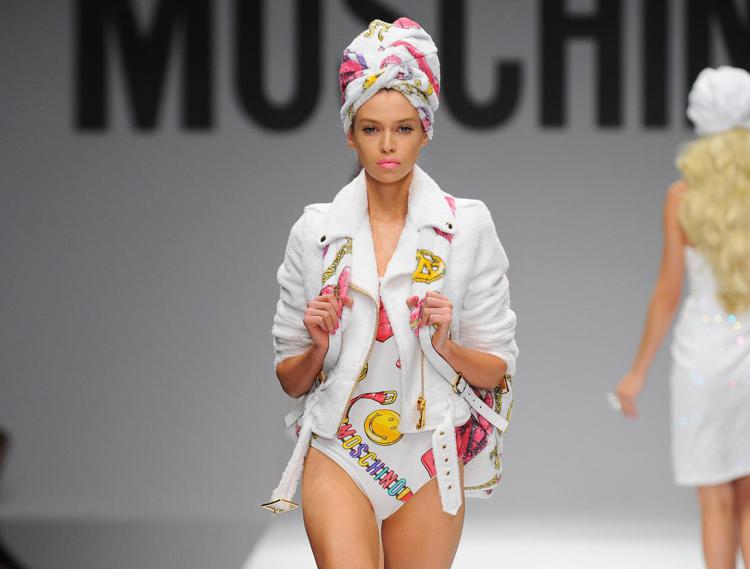 Uno dei turbanti proposti da Moschino per la primavera-estate 2015 
