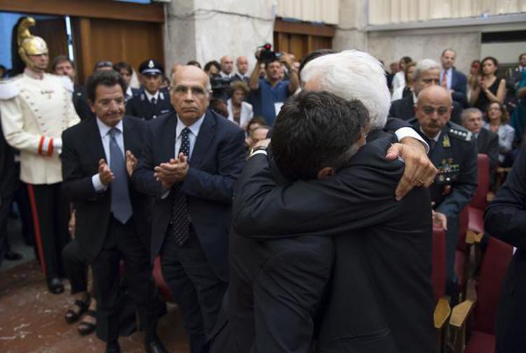 L'abbraccio tra il presidente Mattarella e manfredi Borsellino (Foto dal profilo Twitter ufficiale dell'ufficio stampa della presidenza della Repubblica.)