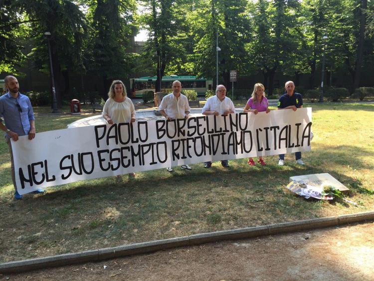 Borsellino: striscione Fdi-An a Brescia, 'nel suo esempio rifondiamo Italia'