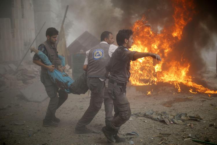 I soccorsi dopo il raid aereo del regime siriano sul mercato di Douma (Foto AFP). - AFP
