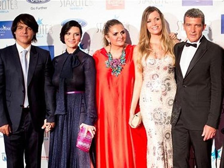 Laura Pausini e Anrtonio Banderas, fra gli altri, sul palco dello Starlite Gala 2015 (Foto dal profilo Facebook di Pausini)