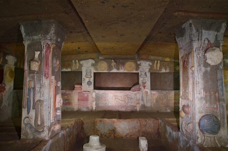 L'interno della Tomba dei Rilievi a Cerveteri