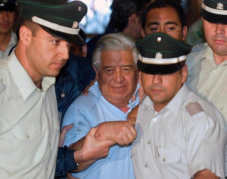 Manuel Contreras (al centro)  in una foto del 2005 (Foto Afp)
