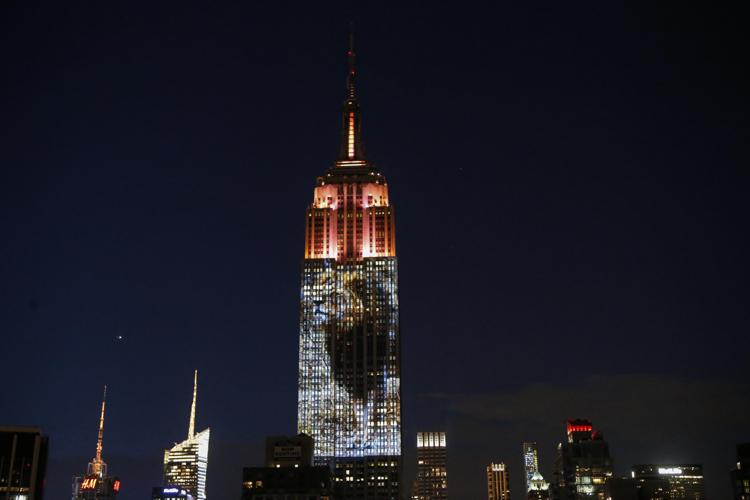 La protesta dell'Empire State Building a New York (foto Afp)