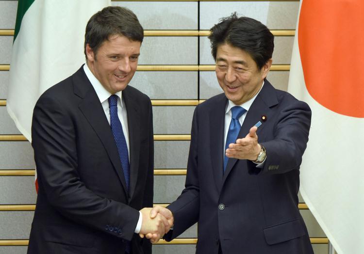 Renzi con Shinzo Abe (Afp) - AFP