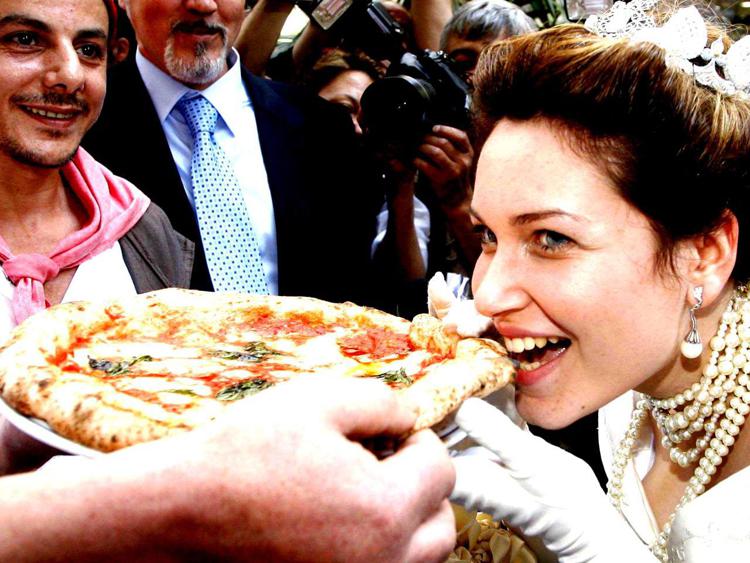 Festa a Napoli per la pizza margherita (Infophoto) 