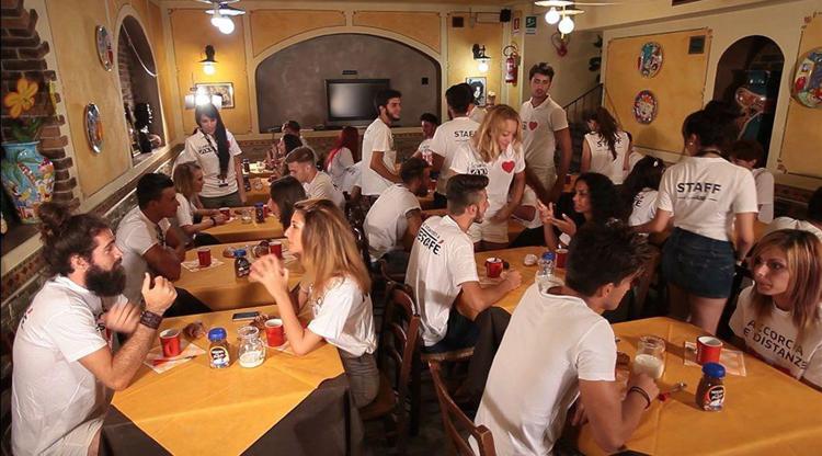 Ragazzi italiani impegnati in un 'Breakfast dating'