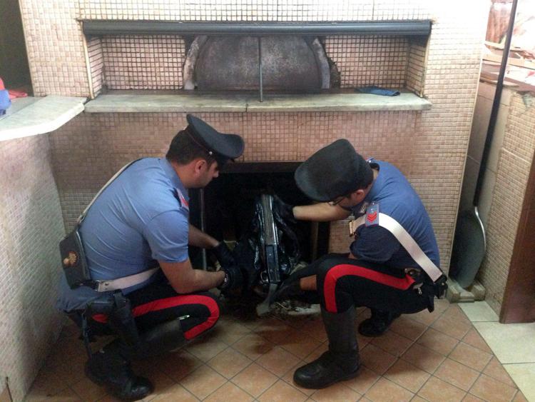Napoli: fucile nascosto tra la legna per il forno, arrestato pizzaiolo