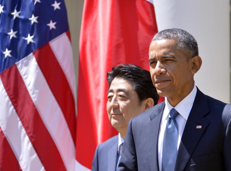 Il premier del Giappone, Shinzo Abe, e il presidente degli Stati Uniti, Barack Obama, in una foto alla Casa Bianca lo scorso aprile (Foto Infophoto)