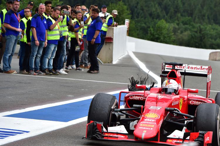 Sebastian Vettel torna ai box dopo l'esplosione della gomma nel Gp del Belgio (Foto AFP) - AFP