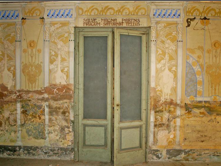 Una delle immagini che documentano la scoperta dell'affresco Art Nouveau a Correggio
