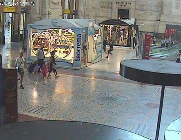Placcaggio da rugbista e l'agente blocca ladro alla stazione di Milano