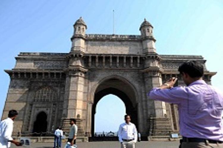 Cala la Borsa di Mumbai, la Porta dell'India (Infophoto)