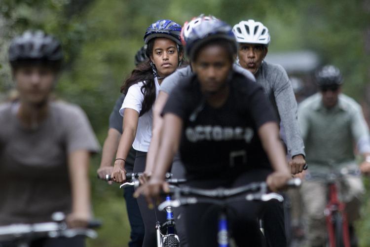 Obama in bicicletta con le figlie a Martha's Vineyard  - (AFP)